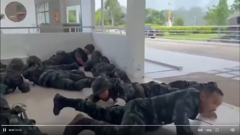 ▲柬埔寨與泰國24日爆發邊境衝突,泰國一處醫院遭到柬軍火箭砲攻擊,軍人匍匐在地躲避攻擊。(圖/翻攝自微博paingod)