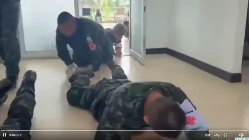 ▲柬埔寨與泰國24日爆發邊境衝突，泰國一處醫院遭到柬軍火箭砲攻擊，軍人匍匐在地躲避攻擊。（圖／翻攝自微博paingod） 