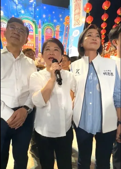 ▲盧秀燕昨晚主動把柯志恩拉過來，稱合體畫面是「站著3個市長」。（圖／翻攝羅廷瑋臉書，2025.07.24）