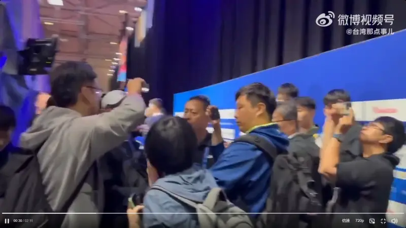 ▲中國大學生體育協會人員派出一男一女守在頒獎台旁，試圖搶奪台灣官員要頒贈給中華隊選手的賀電，雙方爆發激烈口腳。（圖／翻攝自微博台灣那點事兒）