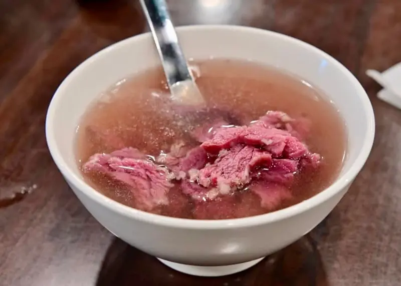 ▲台南兩家牛肉湯名店熄燈！曾經在2021年本欲熄燈卻繼續營業的「鴻品牛肉湯市政府店」，確定即日起熄燈，另外還有「阿杰溫體牛肉湯」也是即日起結束營業。（圖／翻攝鴻品牛肉湯IG）