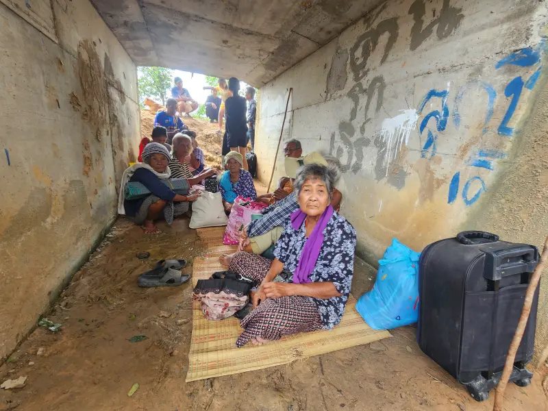 ▲泰國與柬埔寨在邊境爆發戰爭,泰國邊境民眾在泰國東北部素林府避難場所避難。(圖/美聯社/達志影像)