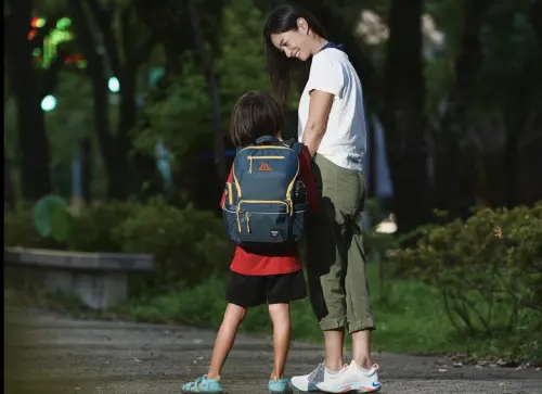 ▲Janet（右）的兒子Egan之前拍了兩部戲，片酬很不錯，她教他存錢生利息的道理，Egan現在對賺零用錢很感興趣。（圖／記者蘇詠智攝）