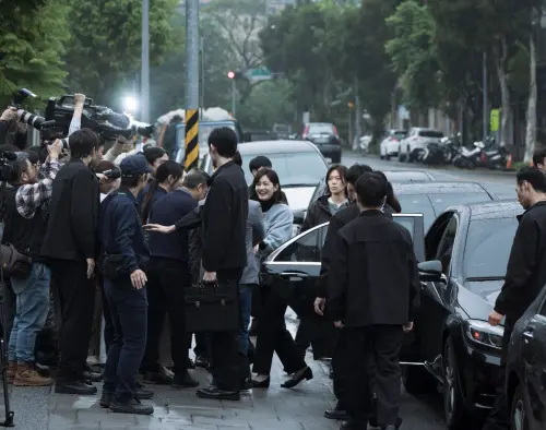 ▲Janet（中）在《零日攻擊》演政治人物，本身對從政卻沒有興趣，認為政治在哪裡都一樣很複雜。（圖／牽猴子提供）