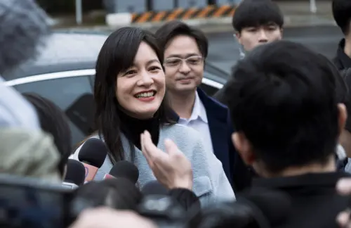 ▲Janet（左）演女總統，特別參考過中外女性政治人物的面貌與神態。（圖／牽猴子提供）