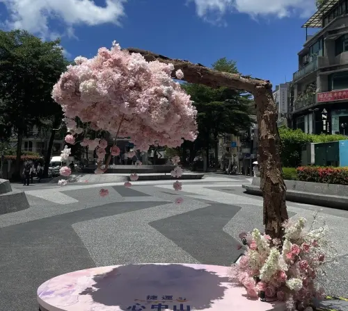 ▲心中山線形公園沿途設置花牆、特色造景等主題裝置藝術。(圖/台北捷運公司) ▲心中山線形公園沿途設置花牆、特色造景等主題裝置藝術。(圖/台北捷運公司)