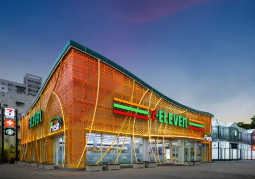 ▲網友逛到的是這間位於台南的「首府門市」,佔地超過300坪還搭配康是美以及星巴克經營。(圖/7-11提供) ▲網友逛到的是這間位於台南的「首府門市」,佔地超過300坪還搭配康是美以及星巴克經營。(圖/7-11提供)