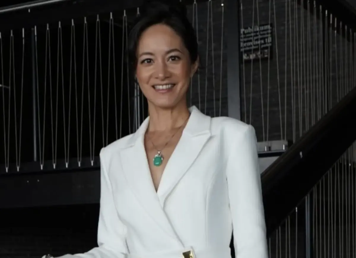 ▲Janet（如圖）很開心在《零日攻擊》演女總統獲得向來高標準的姊姊認可，透露兒子Egan開始拍戲、片酬不錯，她也開始教他存錢生利息。（圖／Janet  FB）