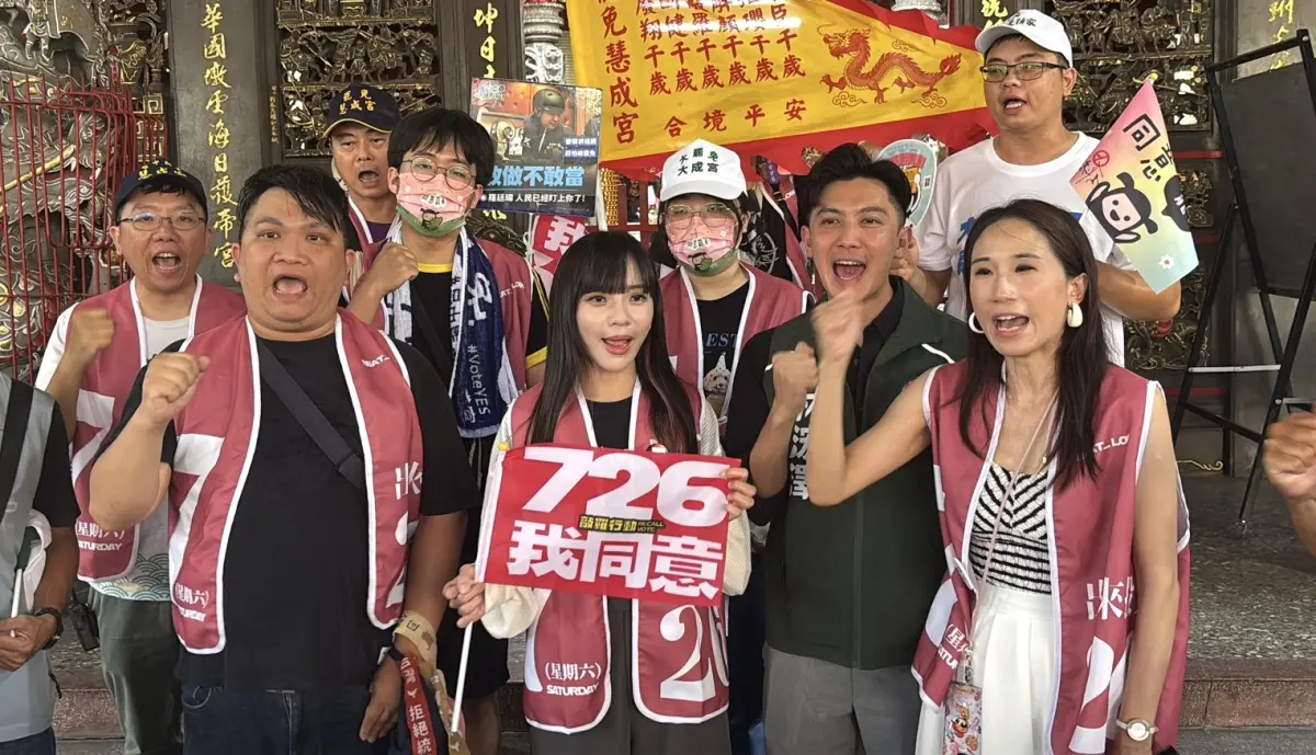 ▲黃捷陪「敲羅行動」今晚於東區天乙宮出發，展開倒數催票的車掃行動。（圖／罷團「敲羅行動」提供，2025.07.24）