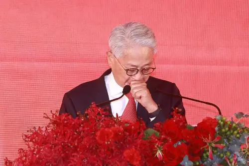 台新新光金控董事長吳東亮談到父親時忍不住哽咽,中間停了片刻才繼續致詞。(圖╱記者葉政勳攝) ▲台新新光金控董事長吳東亮談到父親時忍不住哽咽,中間停了片刻才繼續致詞。(圖╱記者葉政勳攝)