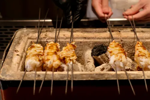 ▲菜單中還吃得到玫瑰龍蝦，以炭火現烤，甜度全保存。（圖／記者葉盛耀攝）