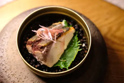 ▲選用深海魚，煎成表皮酥脆後再加以煙燻過，風味更醇厚。（圖／記者葉盛耀攝）