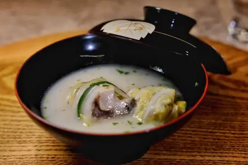 ▲本季菜單特別選用滋補的甲魚，與鮑魚等一同捲入高麗菜內。（圖／記者葉盛耀攝）