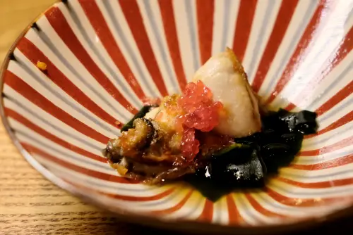 ▲廣島牡蠣以高溫煎過表面，擠上黃檸檬等配料後，鮮度隨之提升。（圖／記者葉盛耀攝）