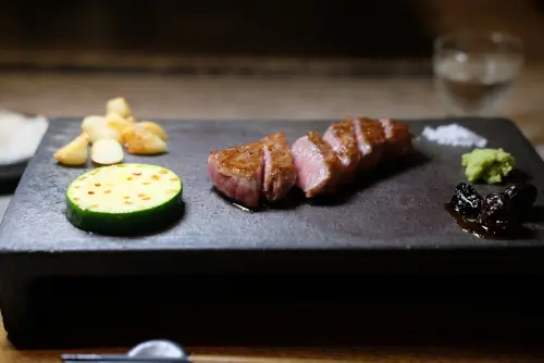 ▲初魚標榜每人1880元+10%，就能吃到黑毛和牛等高檔料理。（圖／記者葉盛耀攝）