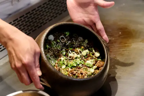 ▲甜點前的土鍋炊飯，配上鐵板現炒過的青蔥，很是順口。（圖／記者葉盛耀攝）