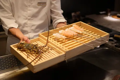 ▲「初魚鉄板料亭」標榜每人2,000元以下，能一次品嘗到A5和牛、南非活鮑以及圖中的活龍蝦等高端食材。（圖／記者葉盛耀攝）