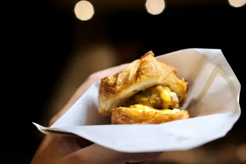 ▲和牛漢堡排現煎至酥香多汁，夾入起司泡芙裡，鹹甜惹味。（圖／記者葉盛耀攝）