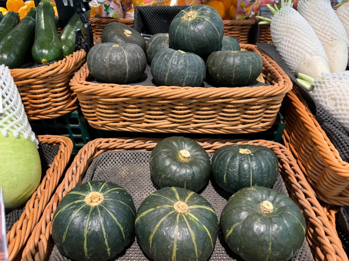 ▲南瓜價格近期來到一年半新低，買回家不只可以煮南瓜濃湯，內行人分享「南瓜馬鈴薯燉排骨」吃法，簡單6步驟就能上桌，營養又好吃。（圖／記者徐銘穗攝）