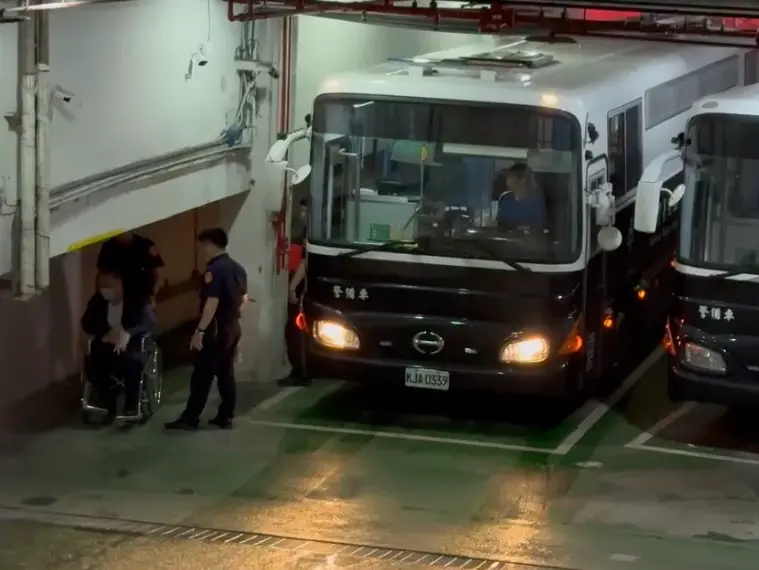 ▲沈慶京繳交1.8億保金，24日交保裝電子腳鐐後，就可重獲自由。（圖／翻攝畫面）