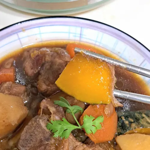 ▲悶燒鍋煮出來的南瓜馬鈴薯燉排骨，南瓜不會變成泥。南瓜的甜味被完整保留住。（圖／我愛全聯-好物老實說臉書）