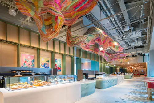 ▲門市設計以「Gallery Wall藝術長廊」為主軸貫穿整體動線。（圖／星巴克提供）