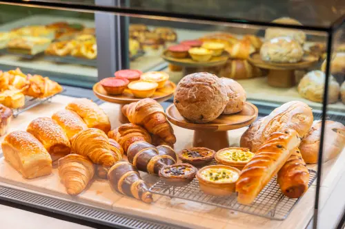 星巴克7/25買1送1!Dream Plaza江振誠套餐 菜單價格、訂位一覽 ▲烘焙坊提供鬆軟麵包到酥脆可頌都有得吃。(圖/星巴克提供)