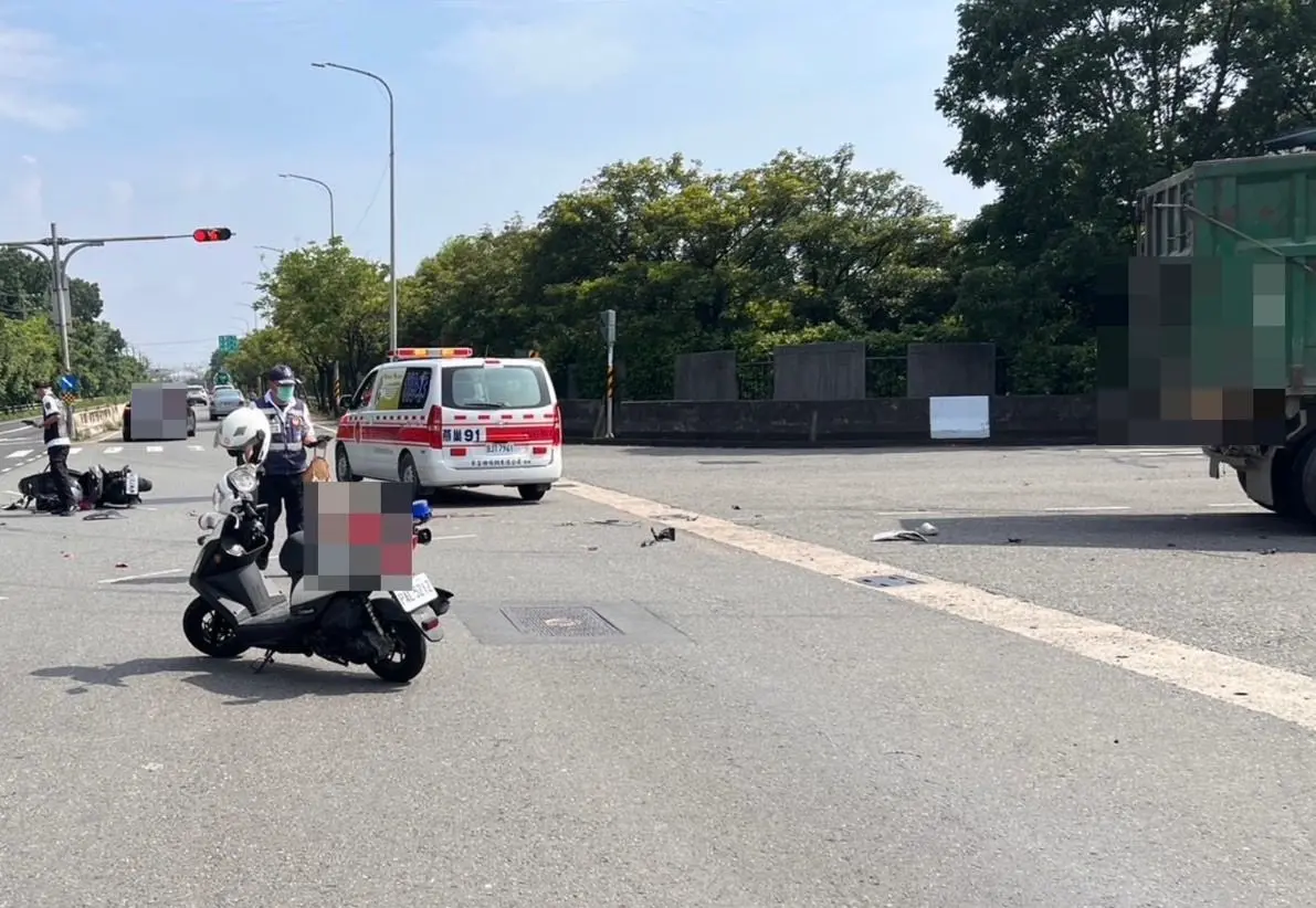 ▲ 高雄燕巢24日發生一起死亡車禍，一名20歲男大生遭大車輾斃。（圖／翻攝畫面）