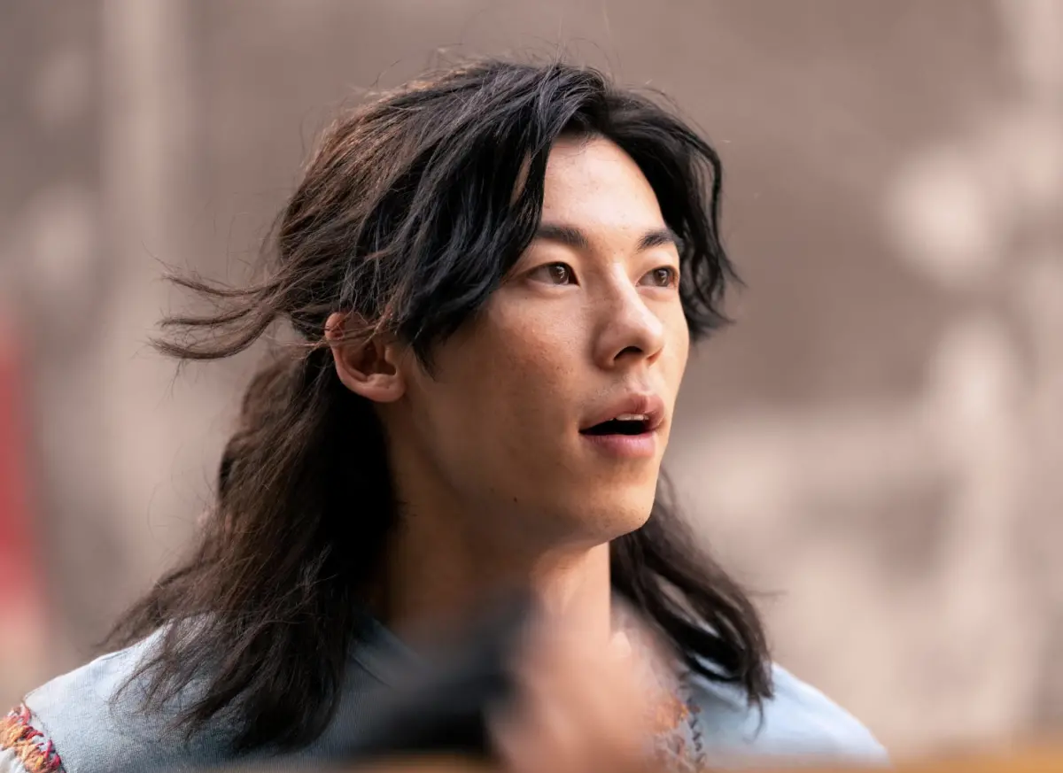 ▲「亞洲男神」許光漢即將退伍，今年10月中秋節連假會推出最新電影《他年她日》，和香港「文青女神」袁澧林在片中大談奇幻浪漫的戀曲。最新劇照中，只見他難得以長髮扮相出現，有不一樣的俊帥丰采。（圖／甲上娛樂提供）