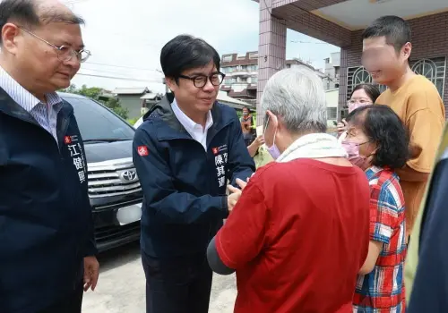 ▲高雄市長陳其邁(左2)送上家具、家電等入厝禮，恭賀新居落成，讓新宅一家人倍感溫馨。(圖／高雄市政府勞工局提供)