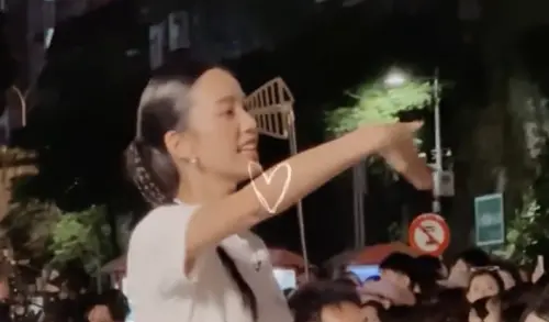 陳庭妮善舉粉絲全目睹！她路邊指揮「讓消防車過」：學長辛苦了
