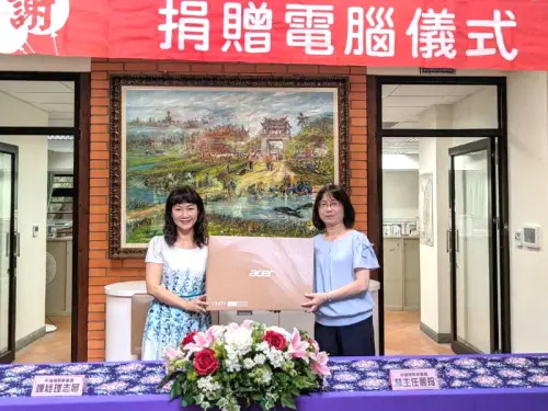 ▲台灣中油公司煉製事業部捐贈60組再生電腦給高雄市政府客家事務委員會,由煉製事業部行政室主任林麗玲(右)與高雄市政府客家事務委員會主任委員楊瑞霞(左)進行捐贈電腦儀式,共同參與送愛到非洲公益活動。(圖/中油煉製事業部提供) ▲台灣中油公司煉製事業部捐贈60組再生電腦給高雄市政府客家事務委員會,由煉製事業部行政室主任林麗玲(右)與高雄市政府客家事務委員會主任委員楊瑞霞(左)進行捐贈電腦儀式,共同參與送愛到非洲公益活動。(圖/中油煉製事業部提供)