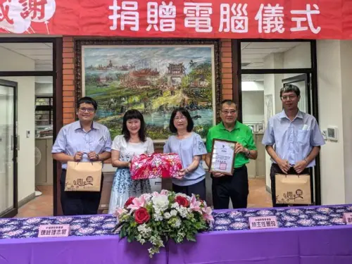 ▲台灣中油公司煉製事業部捐贈60組再生電腦給高雄市政府客家事務委員會,由高雄市政府客家事務委員會主任委員楊瑞霞(左2)回贈感謝狀及客家禮品給中油煉製事業部,由行政室主任林麗玲(中)代表接受。(圖/中油煉製事業部提供) ▲台灣中油公司煉製事業部捐贈60組再生電腦給高雄市政府客家事務委員會,由高雄市政府客家事務委員會主任委員楊瑞霞(左2)回贈感謝狀及客家禮品給中油煉製事業部,由行政室主任林麗玲(中)代表接受。(圖/中油煉製事業部提供)