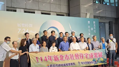 新北市府攜手公會舉辦「新北社宅淨零碳與智慧建築社宅展」合影。 ▲新北市府攜手公會舉辦「新北社宅淨零碳與智慧建築社宅展」合影。(圖/新北城鄉發展局提供)