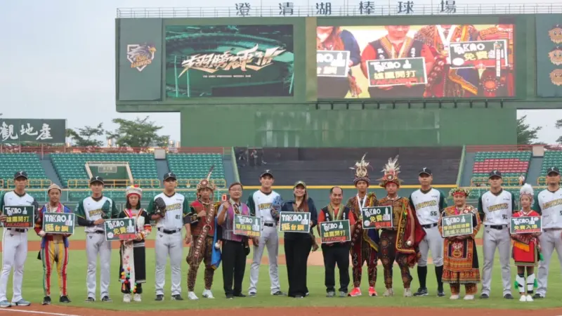 ▲高市府原民會與台鋼雄鷹23日在澄清湖棒球場舉行開球儀式，也邀請球迷一起響應8月1日原住民族日，歡慶原住民族正名自我認同的重要節日。（圖／高市府原民會提供）