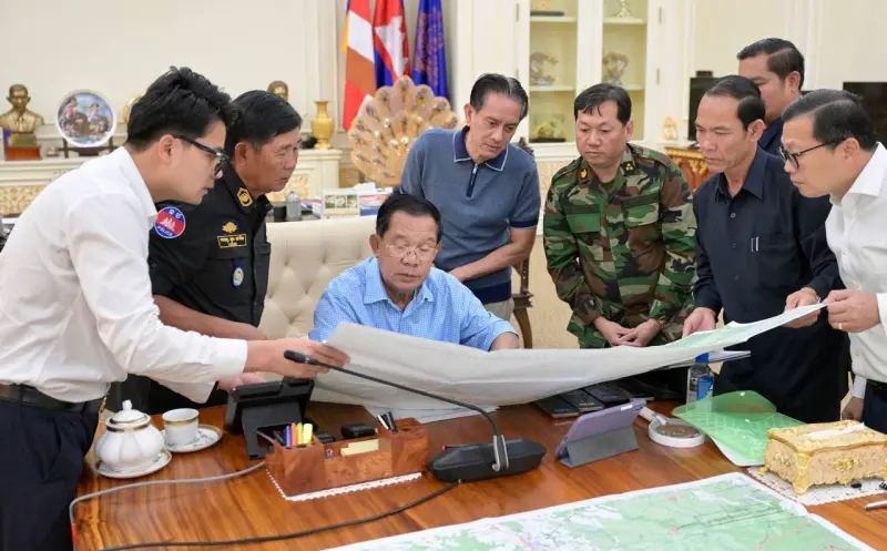 ▲柬埔寨前總理洪森(Hun Sen)在臉書發文Po出多張照片並開啟直播,證明自己坐鎮戰情室與柬埔寨官員開會,打臉泰媒的落跑說。(圖/翻攝自洪森臉書)