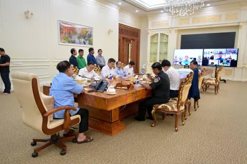 ▲柬埔寨前總理洪森（Hun Sen）在臉書發文Po出多張照片並開啟直播，證明自己坐鎮戰情室與柬埔寨官員開會，打臉泰媒的落跑說。（圖／翻攝自洪森臉書）