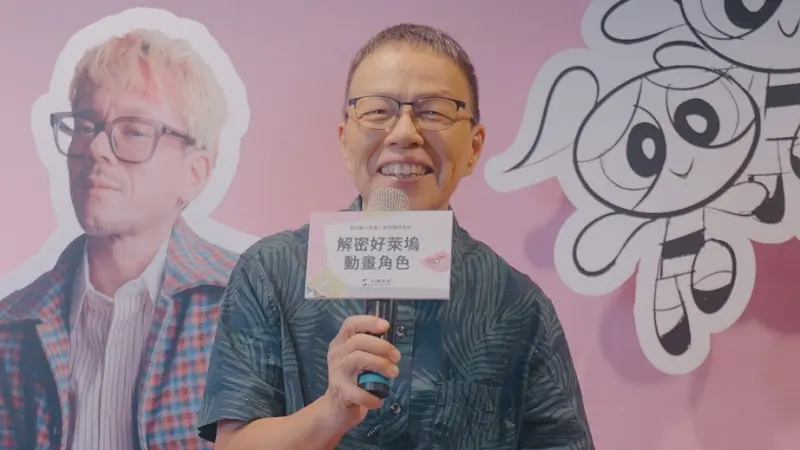 ▲曾執導、監製台灣經典動畫《魔法阿媽》的金鐘導演王小棣，今（24）日不畏風雨現身凱達格蘭大道，為「大罷免」站台，直言：「人民才是主人！」（圖／翻攝自王小棣臉書）