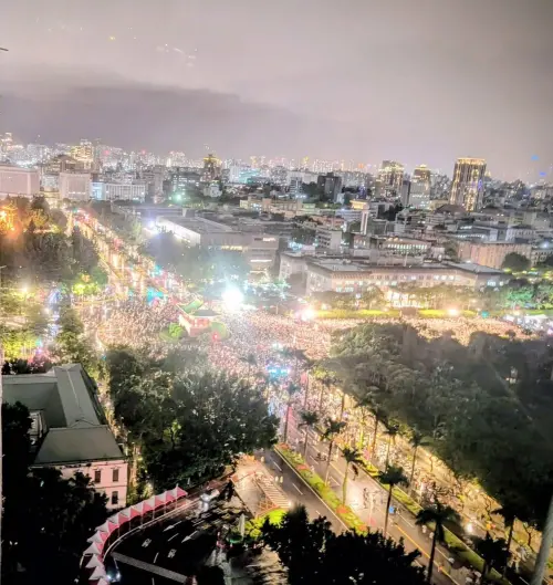 ▲罷團齊聚凱道造勢，主辦單位喊出突破10萬人到場。（圖／罷團提供）