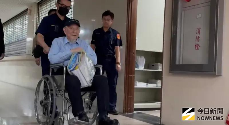 ▲ 威京集團主席沈慶京涉京華城弊案，22日以1.8億交保，坐著輪椅離開北院。（圖／記者陳明安攝）