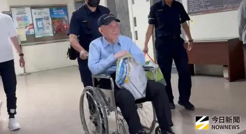 ▲ 威京集團主席沈慶京涉京華城弊案，22日以1.8億交保，坐著輪椅離開北院。（圖／記者陳明安攝）