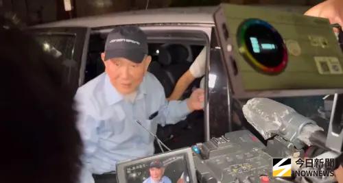 ▲ 威京集團主席沈慶京涉京華城弊案，22日以1.8億交保，坐著輪椅離開北院。（圖／記者陳明安攝）