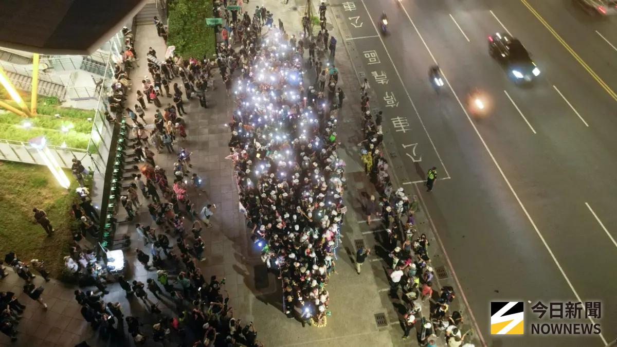 ▲高雄南罷天志工團今晚號召民眾站出來聯繫中、北部親朋好友記得出門投票，並排出「台灣」外型，一起點亮手機燈光為台灣祈福。（圖／翻攝畫面）