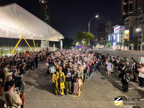 ▲高雄罷免志工團體「南罷天」號召百工百業、百位志工共同舉辦《點亮台灣之夜──為台灣祈福、為民主站出來》燭光祈願行動。（圖／記者郭俊暉攝,2015.07.24）
