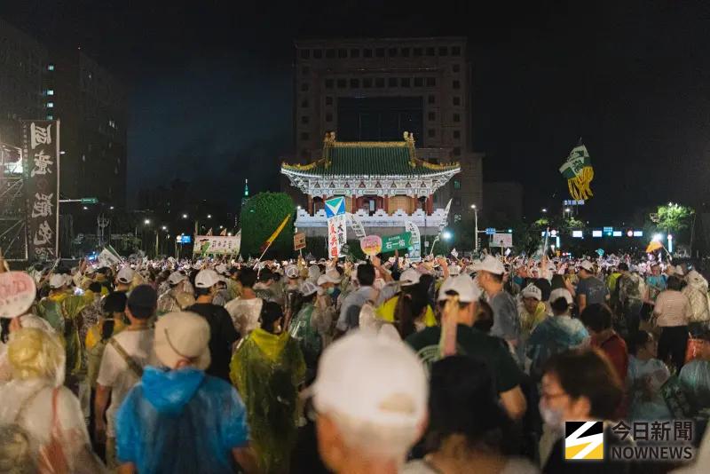 ▲罷團全力催票，仍不敵國民黨。（圖／陳人豪攝）