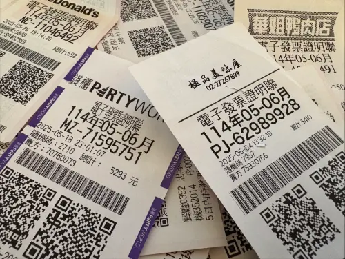 ▲兆豐銀行公告，明年起持卡人將電子發票儲存於信用卡中，若該發票中獎，這5種情況致漏接簡訊通知，銀行不賠償。（圖╱記者張嘉哲攝）