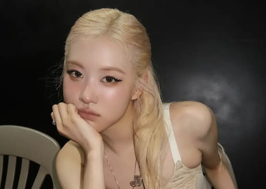 ▲BLACKPINK正在巡迴各國開演唱會，Rosé在多倫多場次上不慎重摔滾下樓梯，但立即振作繼續演唱《APT.》，敬業態度獲得讚賞。（圖／Rosé IG）