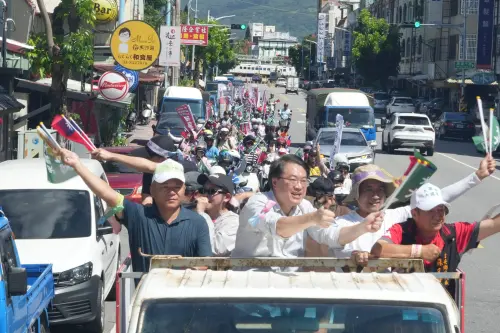 ▲林右昌上午再度赴花蓮車掃拜票。（圖／民進黨提供）