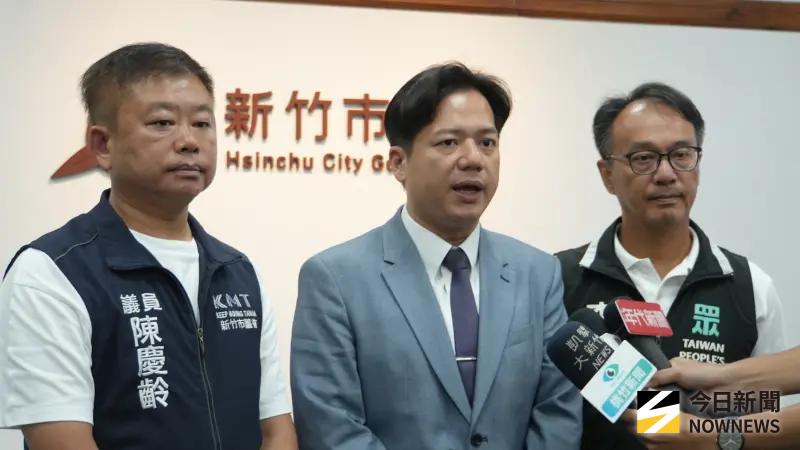 ▲面對美國政府自8月起針對台灣課徵20%關稅衝擊，新竹市代理市長邱臣遠（中）宣布市府已啟動六大應變措施。（圖／記者呂炯昌攝）