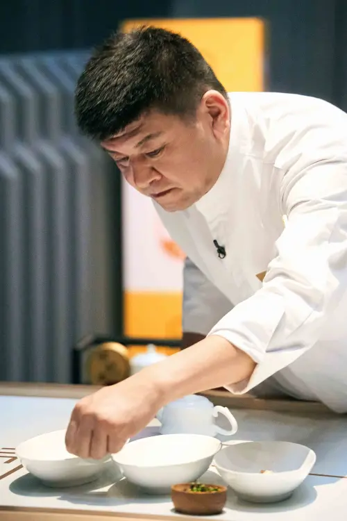 ▲參賽廚師帥曉劍留言：「不是仿，是買了版權！」隨後米上刪除留言，截圖在社群瘋傳。（圖／翻攝自《一飯封神》微博）